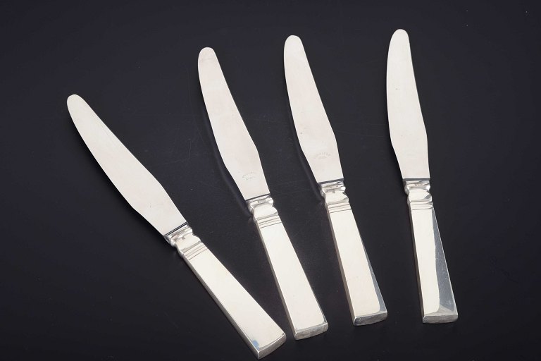 Georg Jensen
4 middagsknive, “Blok / Acadia”.
Sterlingsølv og rustfrit stål, 1933–44.
