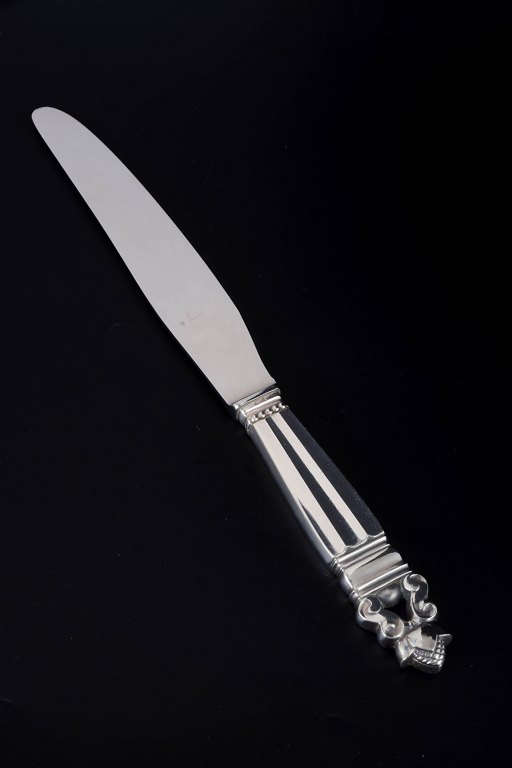 Georg Jensen
Lang middagskniv, “Konge / Acorn”.
Sterlingsølv og rustfrit stål, efter 1944.