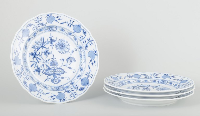 Meissen4 middagstallerkener, “Løgmønstret”, midten af 1900-tallet.