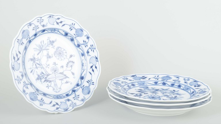 Meissen4 middagstallerkener, “Løgmønstret”, midten af 1900-tallet.