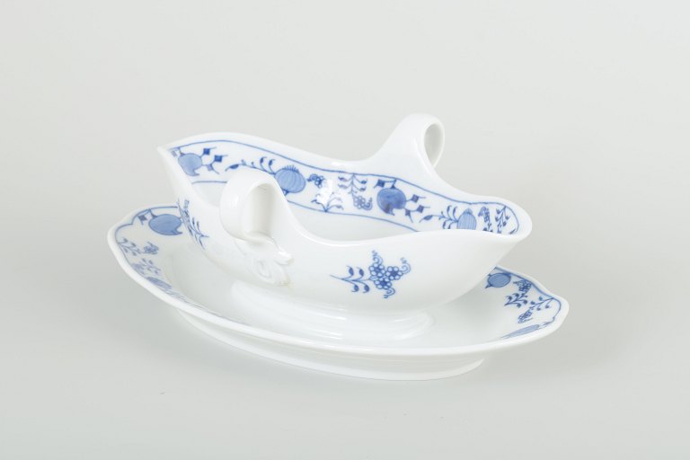 MeissenSovseskål med fastmonteret fad, “Løgmønstret”, tidligt 1900-tal.