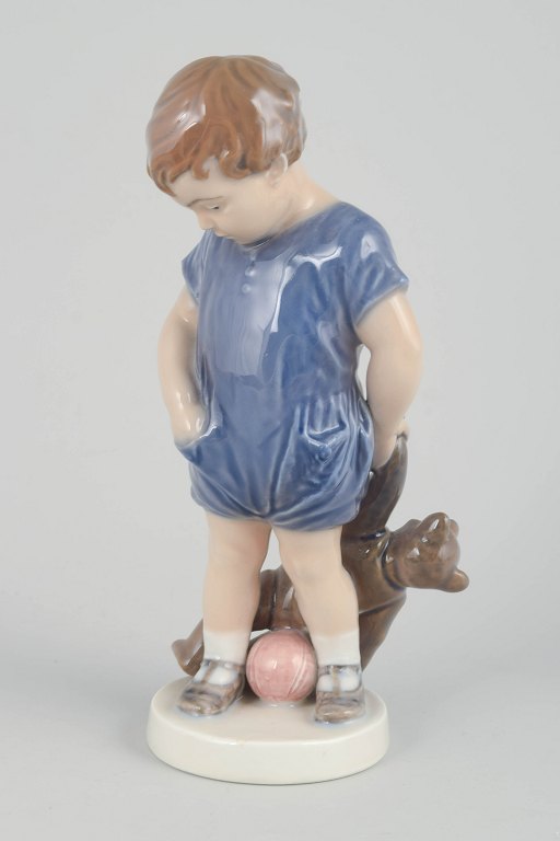 Royal CopenhagenFigur “Dreng med bamse”, model 3468, 1920’erne.