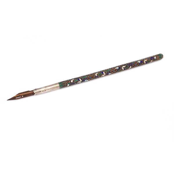 Russisk fyldepen i sølv prydet med cloisonné arbejde. Rusland ca. år 1880-1900. L: 18,5cm
