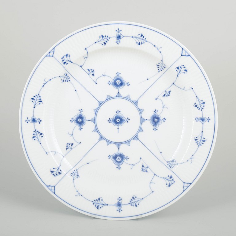 Royal Copenhagenmusselmalet riflet, model 1/108Stort rundt fad, 1920’erne.