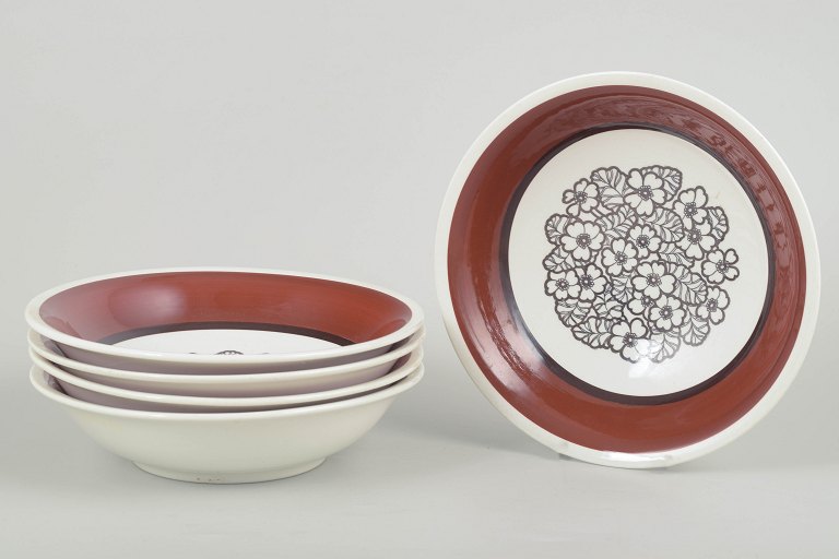 Gefle “Agneta” fem dybe ­tallerkener, 1970’erne.