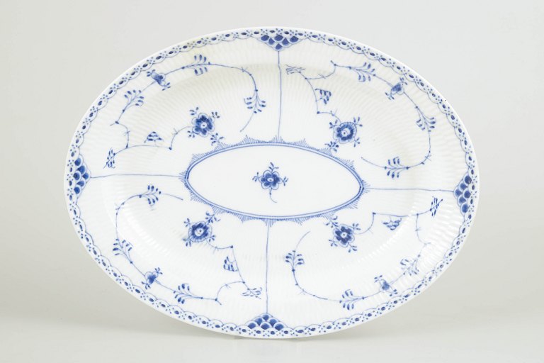 Royal CopenhagenMusselmalet halvblonde ovalt fad, ca. 1920’erne.