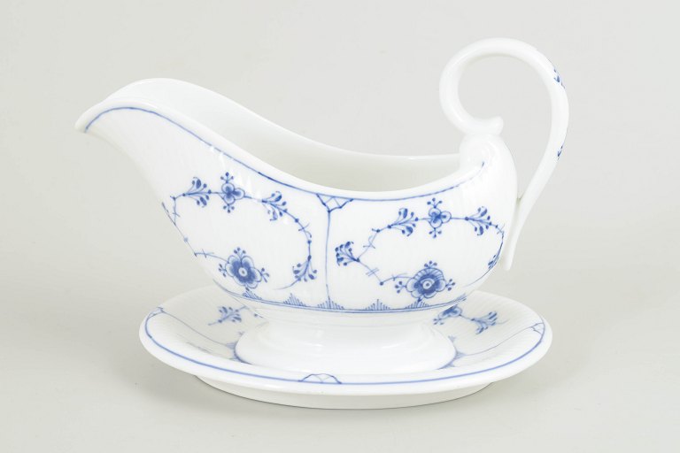 Royal CopenhagenMusselmalet riflet saucebåd med underfad, tidligt 1900-tal.