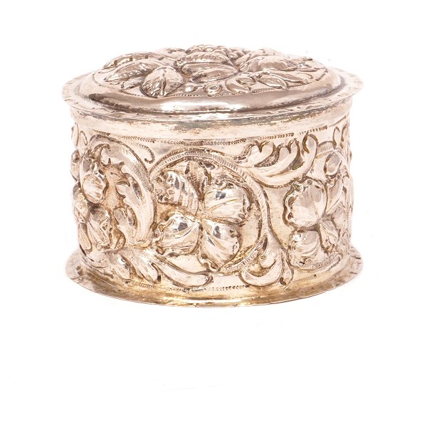 Baroque silver wafer box by Thore Sørensen, Aalborg, Denmark, 1704-32. H: 6cm. D: 8,6cm