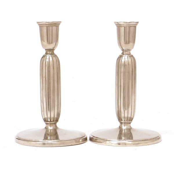 Et Par Just Andersen Art Deco lysestager udført i tin. H: 16cm