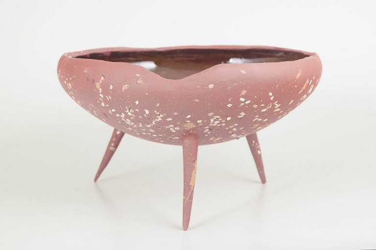 Christina Muff, Danish contemporary ceramicist (b. 1971). One of a kind red stoneware bowl on three pointed legs.