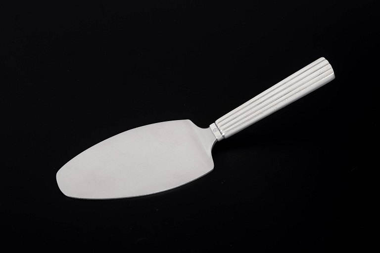 Georg Jensen Bernadotte, serving slice.