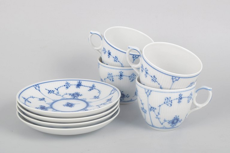 Royal Copenhagen Musselmalet Riflet, sæt med fire store kaffekopper og underkopper.