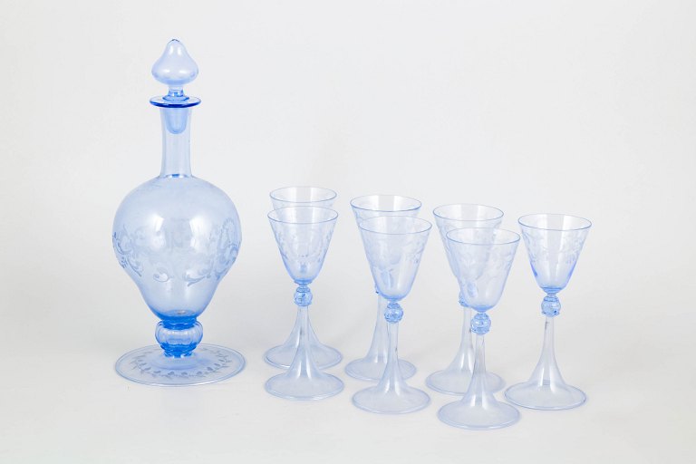 Murano set of seven liqueur glasses and decanter, mid-20th century.