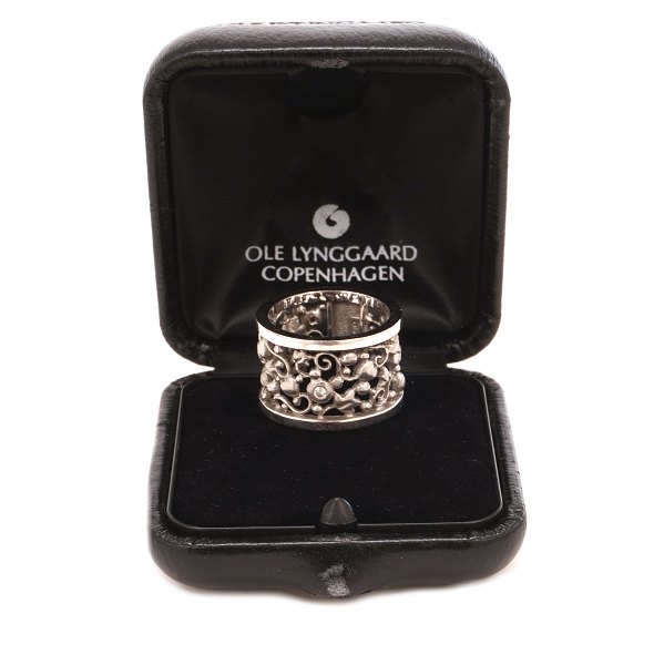 Ole Lynggaard Copenhagen 18kt whitegold ring with four diamonds. Ringsize: 58