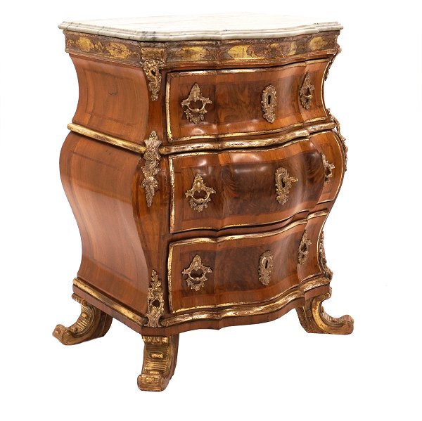 Signed chest of drawers by Mathias Ortmann, Copenhagen, circa 1750. H: 81,5cm. W m: 64cm. D: 48cm