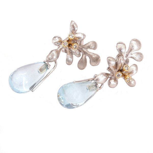 Pair of 18kt white gold Ole Lynggaard Copenhagen Gipsy ear rings each with three diamonds. Size: 30x15mm