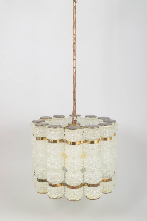 Orrefors, loftslampe i messing og krystalglas.